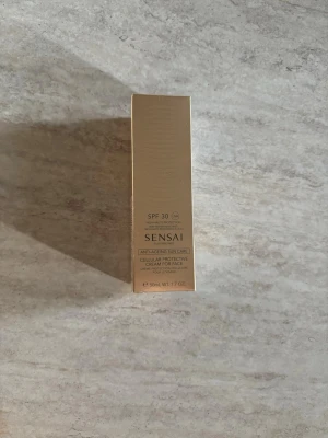 Sensai solskyddskräm SPF 30 ansikte - Solskyddskräm för ansiktet från Sensai med SPF 30. Anti-age formula som skyddar huden mot solens strålar. Kommer i en lyxig, guldig förpackning och innehåller 50 ml. Perfekt för dig som vill ta hand om huden och förebygga ålderstecken. Nypris 1150kr på Kicks
