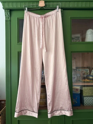 VS pyjamas byxor  - Pyjamas byxor från Victoria's Secret!!🩰🩰🩰
