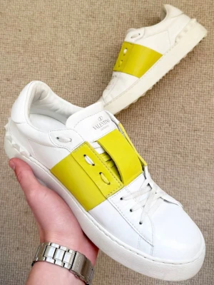 Valentino Garavani Rockstud - Valentino Garavani Rockstud i vit och gul rand. Storlek 41. Perfekta för dig som vill sticka ut med en exklusiv touch. Skriv gärna ifall du har några frågor, är öppen till att sänka priset