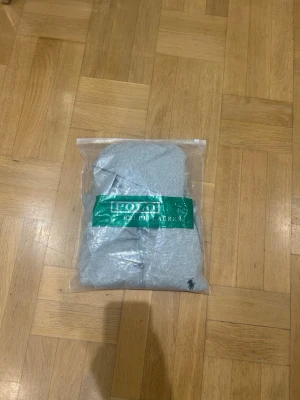 🔥 Ralph Lauren Grå Kofta – Helt Ny – Strl S 🔥 - Säljer en stilren och helt ny Ralph Lauren kofta i grå färg. Storlek S och passar ungefär personer runt 170 cm beroende på hur man vill att den ska sitta.  ✔️ Helt ny / oanvänd ✔️ Originalpåse medföljer ✔️ QR-scan för autenticitet finns ✔️ Inga skador eller fläckar ✔️ Mjuk och bekväm kvalitet ✔️ Perfekt till vardag och finare outfit ✔️ Fraktar samma dag vid snabb affär Unisex ❌ Prislapp saknas 💬 Priset kan diskuteras vid seriöst intresse  Skicka meddelande vid frågor eller intresse 😊