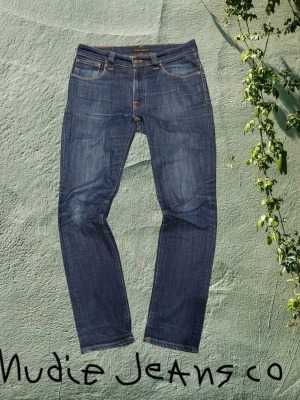 Nudie Jeans Thin Finn Organic Dry Ecru Embo -  W32/L32  Sjukt coola dry denim jeans med fina naturliga fades och riktigt clean passform.  Organic dry denim som formar sig efter personen som använder dem och blir snyggare med tiden. Mått:Midja: 42cm Längd: 102cm Benöppning: 17cm Hör gärna av dig vid intresse, mått eller fler bilder så löser vi det.  