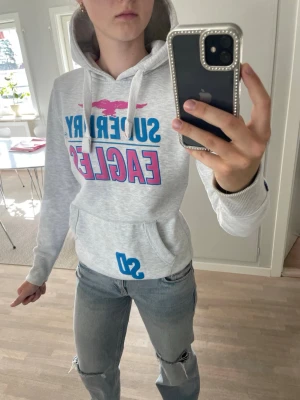 Superdry grå hoodie dam - Den är i bra skick. Men tröjan är mindre i storlek så M är mer som S/M.