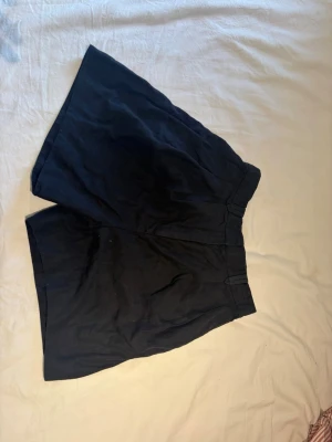 Kostym shorts - Svarta kostym shorts från COS. Är i linne blandning.