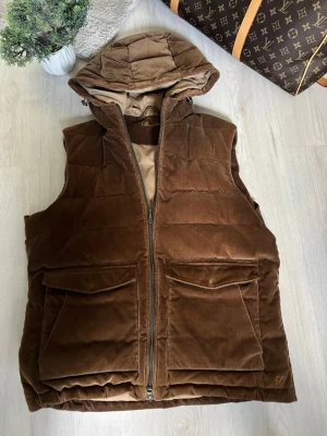 Stenströms väst -  Brun Manchester-väst från Stenströms, i mjukt och hållbart material.   Mått: 60 cm lång och 50 cm bred, med justerbar passform.   Perfekt för vardag eller fest!   Pris kan vi diskutera, skicka gärna ditt bud.   Fraktas inom 24 timmar🙂