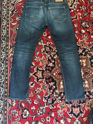 Mörkblå Jeans från replay med slitningar - Mörkblå jeans från Replay. Straight fit : 32/32 : Pris är inte fast så det är bara att höra av sig ifall man är intresserad. 