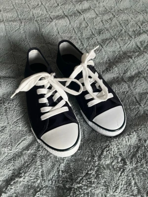 Svarta sneakers från Polo Ralph Lauren - Snygga marinblå sneakers från Polo Ralph Lauren med vit tå och vita snören. Perfekt för sommaren och väldigt lätta!