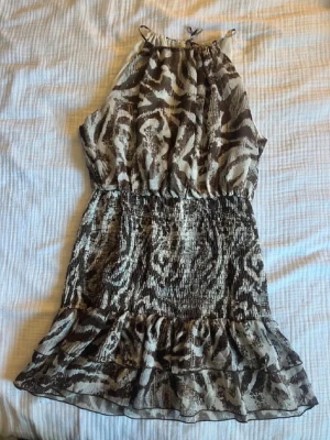 Zebra klänning från Zara  - Suuuper snygg zebra klänning från Zara i storlek S men passar även M då den har stretch , aldrig använd därav i nyskick ☺️