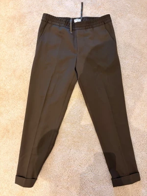Khaki Filippa K chinos  - Säljer dessa oanvända chinos ifrån Filippa K. Ny pris 2000kr. Storlek 48. Pris går att diskutera 