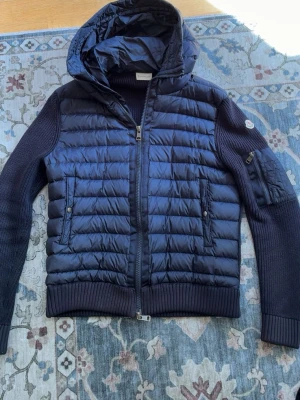 Mörkblå Moncler cardigan - Säljer denna Moncler cardigan jag haft ett tag nu då jag köpt en ny. Den är i bra skick inga skador oså storlek L men passar snarare M. Hör av er vid frågor !