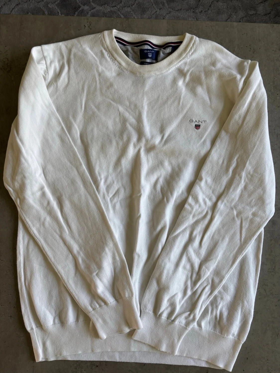 Vit tröja från GANT med broderad logo