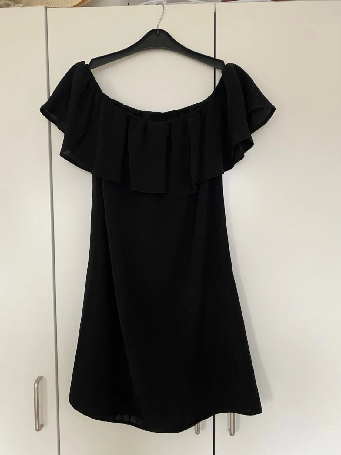 Svart offshoulder kortklänning