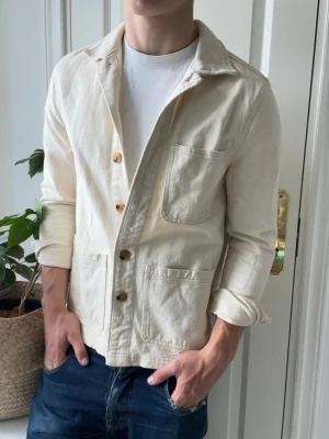 Studio total overshirt  - Studio total overshirt, Inga defekter förutom två fläckar som ni ser på bilden, den ena är länge ned, inget som märks mycket, sedan är det en fläck på insidan av overshirten också, men på insidan! Modellen i bilderna är 180 cm 75 kg och bär Storlek S , Kom med frågor! 🌟 (Kan gå ned i pris vid köp av paket 😉) 