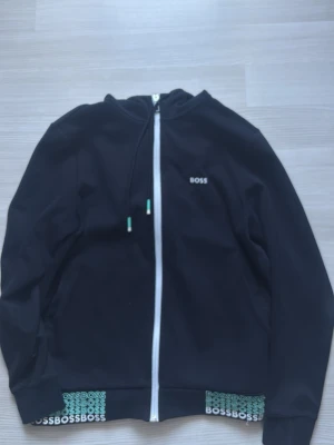 boss zip hoodie - Fin mörkblå boss hoodie med ett fint mönster vi midjan
