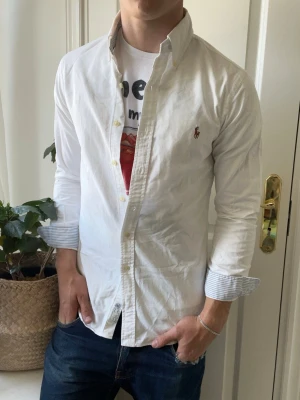 Ralph lauren skjorta  - Ralph lauren skjorta - slim fit, Inga defekter förutom två fläckar som ni ser där och minimala fläckar under armhålorna! Modellen i bilderna är 180 cm 75 kg och bär Storlek S , Kom med frågor! 🌟 (Kan gå ned i pris vid köp av paket 😉) 