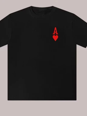 Svart t-shirt med rött hjärta - Svart t-shirt med en röd A och hjärtsymbol på bröstet. Klassisk rund halsringning och korta ärmar. T-shirten har en stilren och modern look, perfekt för dig som gillar enkla men snygga detaljer.