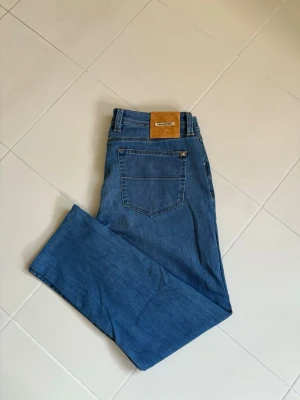 I princip helt nya otroliga Tramarossa jeans w36  - Ett par helt otroliga populära och eftertraktade ursnygga blå Sartoria Tramarossa jeans av högsta kvalite och storlek w36 säljes. 46 cm breda och 100 cm total längd. Grym passform och utmärkt toppskick nästintill helt nya! Tveka inte vid minsta fråga eller fundering och perfekta nu till sommaren! Pris ej hugget i sten