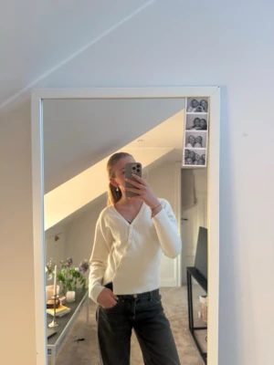 Vit kofta  - En vit kofta från Gina tricot