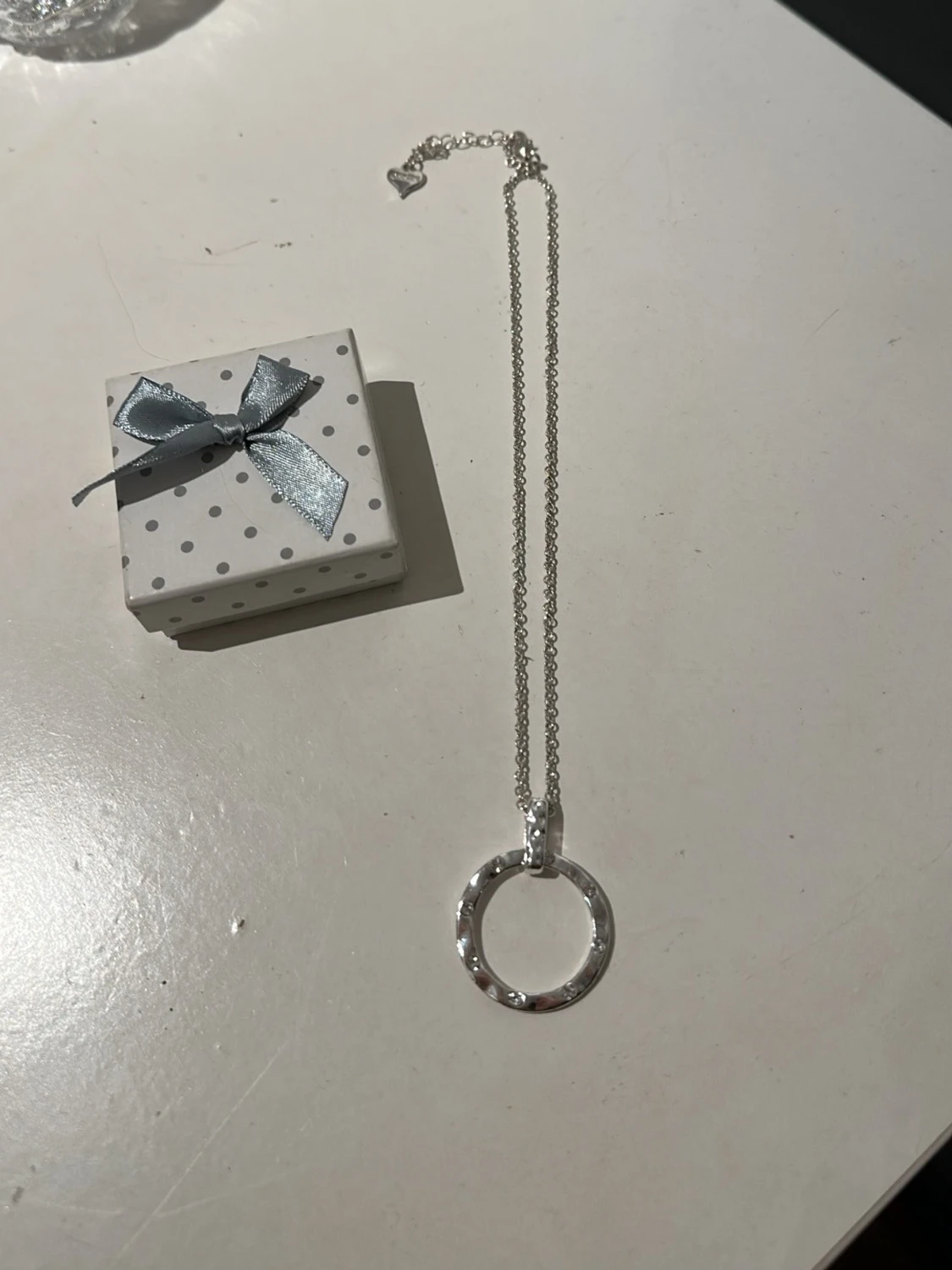 Silverfärgat halsband med cirkelhänge