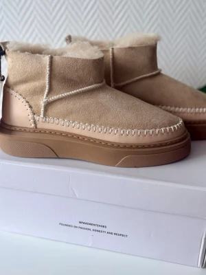 Pavement ”Suvi” Ullfodrade Boots Fårskinn - Beige - Strl.39 - Helt nya i originalkartong enligt bilder! Dessvärre något för små för mig som normalt har 39/40.  Mjuk och varma boots tillverkade i mocka med innersula i läder samt fodrade i ull.  Strl.39  Färg: Beige  Nypris 2499kr  Se gärna mina övriga annonser för eventuell samfrakt!