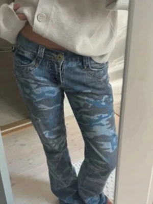 Coola jeans  - Coola mönstrade jeans! Bootcut och lowwaist❤️‍🔥❤️‍🔥 Jag är 167 och de är perfekta i längden.