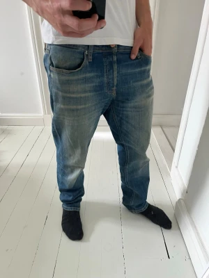 Jack and jones jeans  - Jack and jones jeans, Inga större defekter. Modellen i bilderna är 180 cm 75 kg pch bär Storlek , W32  L32 , Måtten i sista bilden är A: 43 B: 104 , Kom med frågor! 