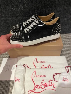 Christian Louboutin skor - Hej, säljer nu dessa svin snygga Loubs skor. Skorna är i extremt bra skick!  Begränsat antal boxar och dustbag. Hör av dig vid frågor. 