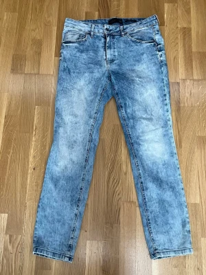 Ljusblå jeans från Denim Lab Reserved - Snygga ljusblå jeans från Denim Lab by Reserved med tvättad effekt. Jeansen har raka ben och normal midja, perfekta för en avslappnad streetstil. Tillverkade i denim för en cool och bekväm känsla. W34