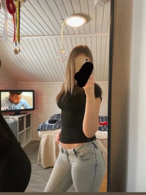 Svart och röd croppad topp med öppen rygg - Snygga svart och röd croppade toppar med tight passform och öppen rygg. Perfekt för dig som vill ha en enkel men ändå trendig look. Toppen är ärmlös och har en stilren design som passar till mycket. Materialet känns mjukt och stretchigt.
