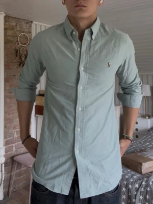 Ralph Lauren M - Snygg Sommarskjorta från RL storlek L men sitter som M Modellen är 188 väger 78 Hör av er vid minsta fundering!