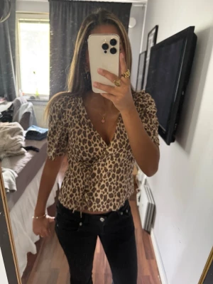 Leopard topp - Denna är använd endast en gång och är o helt nytt skick 