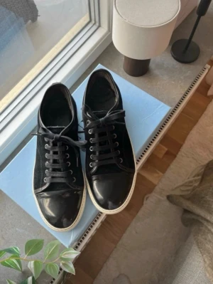 Lanvin - Säljer ett par Lanvins i storlek UK6. Skorna har endast använts 4-5 gånger och är äkta. Box och extra sko snören ingår.