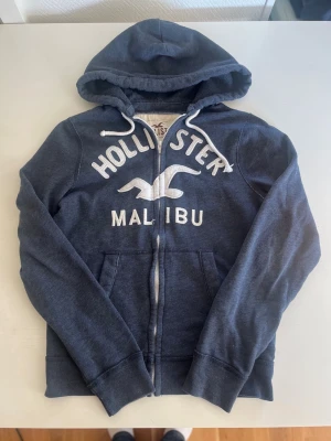 Hollister Malibu zip hoodie (sällsynt) - Riktigt snygg och eftertraktad Hollister zip hoodie. fint skick inga fel storlek M kan ta mått vid behov. Endast 498kr ej hugget i sten kom gärna med frågor och prisförslag har även mycket mer liknande i min profil alla storlekar kolla gärna stor rabatt vid köp av flera 😁✌️
