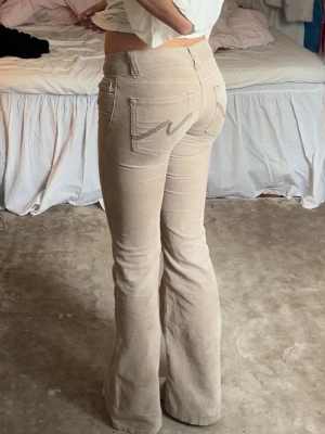 Nelly byxor  - Beigea jeans/manchesterbyxor från Nelly som är för små för mig! Strl 34 men känns som 32, passar mig bra i längden som är 165cm. Finns en liten skada (se bild). Nypris 700kr 