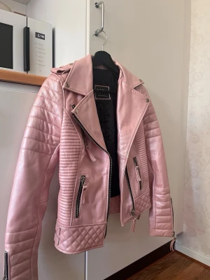 Boda skins- bikerjacka - rosa - xs/s- valdigtfint skick💕💕 - Säljer en superfin bikerjacka från BODA SKINS i ljusrosa färg. Väldigt snygga detaljer och silverdragkedjor. 100% riktigt läder. Jackan är sparsamt använd och i mycket fint skick med knappt något slitage alls. Passar ungefär xs/s (jag hade xs när jag använde den). Perfekt vår-/höstjacka och väldigt dyr i nypris från boda skins. nya boda skins jackor kan ligga runt 5000-8000 kr beroende på modell och läder.