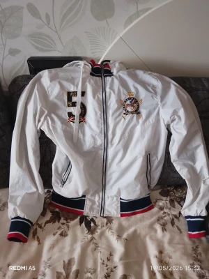   Vintage White Bomber Jacket Y2K Style  Size M/L - Ren och snygg Y2K/ Streetwear-jacka. Inga fläckar, revor eller synligt slitage. Lätt och bekväm med detaljer på framsidan. Passar för åldrar mellan 14-18. 