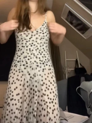 Vit lång prickig klänning - Virala klänningen från Zara med inbyggd body, helt ny. Lite genomskinlig där nere vid bodyn, men inte vid brösten. 