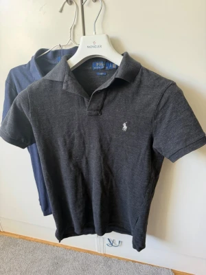 2 Ralph lauren pikéer - 2 stycken Ralph lauren pikes. | jättesnygga pikéer från Ralph lauren. Båda är i storlek S men sitter som en XS. | Perfekt till sommaren, säljer båda tillsammans för ett väldigt bra pris!🌟