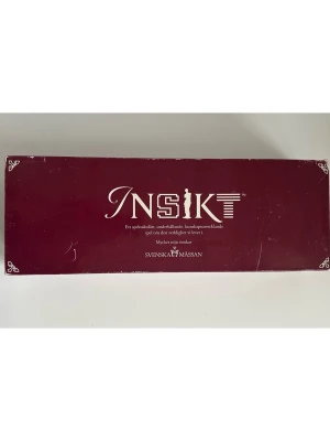 Sällskapsspel Insikt  - Insikt är ett sällskapsspel / trivia - spel som utmanar spelarnas kunskaper om kända svenska och utländska personer, berömdheters äventyr, samt Sveriges ekonomi och politik. Spelet innehåller frågor om händelser som påverkat samhället och ger spelarna möjlighet att testa sin insikt om verkligheten vi lever i. Det är ett underhållande och kunskapsutvecklande spel som passar för den som gillar att spela taktiskt och chansa. Lite kantstött kartong, men innehållet är i mycket bra skick, som nytt.