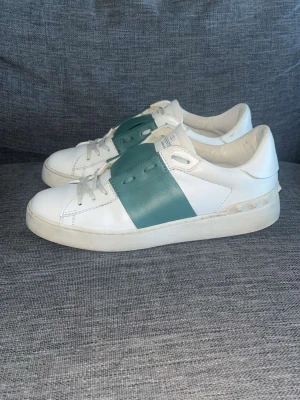 Valentino - Snygga valentino garavani open sneakers I turkos-grönt. De är I storlek 39, endast skor medföljer. Hör av dig vid frågor😊