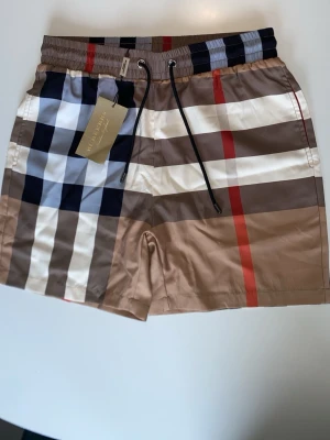 rutiga shorts - Rutiga shorts med coola tryck och passar perfekt till sommaren!