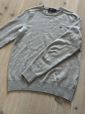 Morris tröja beige - Säljer en stickad tröja från Morris i fint skick | Färgen är beige och den är gjord av 100 % merinoull | Den är i storlek S men har krympt så borde passa XS eller någon som är mellan 160-168