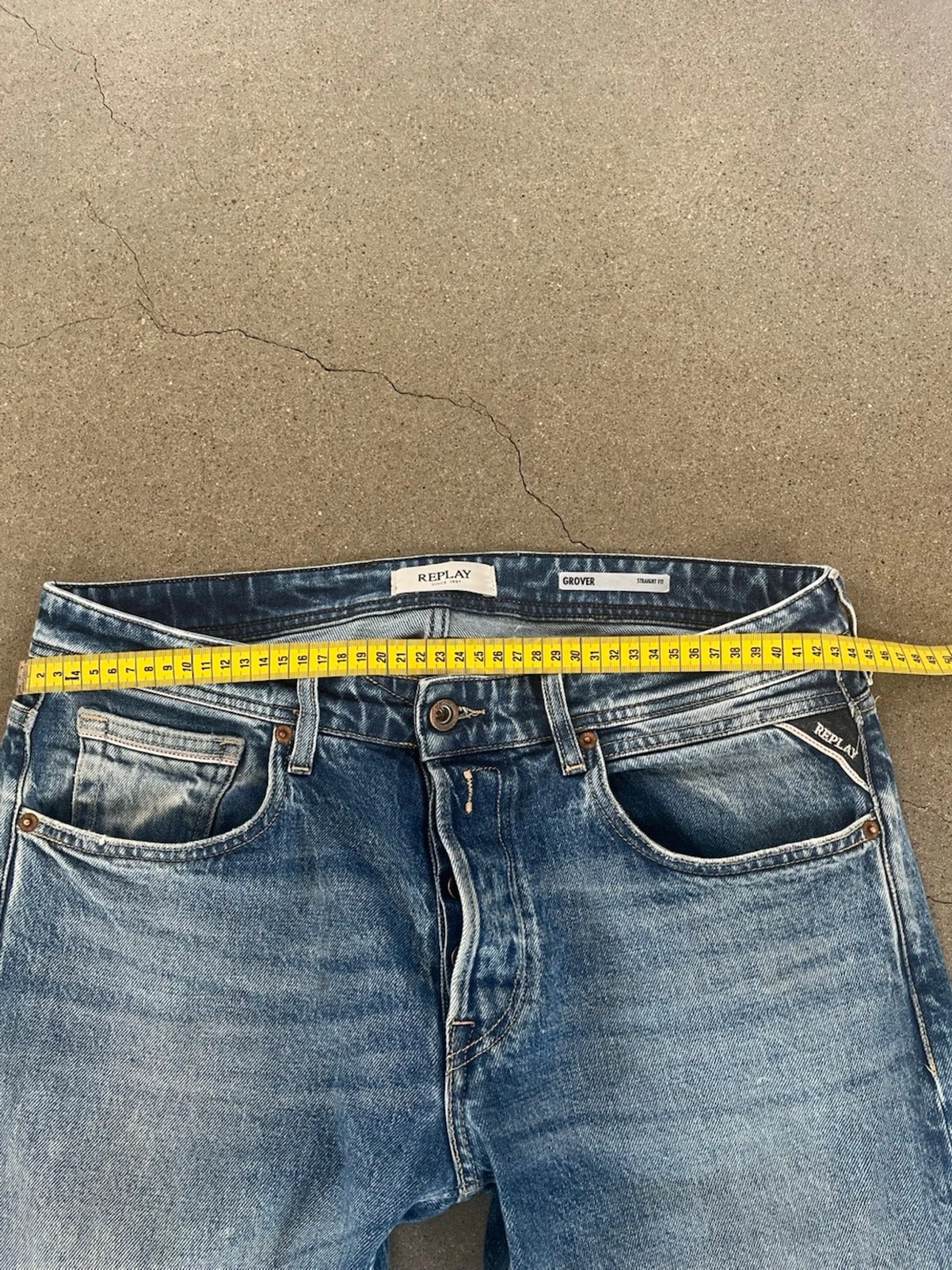 Blå raka jeans med slitningar - 5