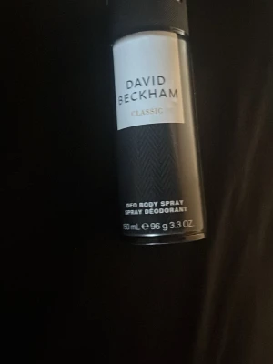 David Beckham Classic deo spray - Säljer en David Beckham Classic deo body spray i svart och vitt. Sprayen kommer i en smidig metallburk på 150 ml och har en stilren design. Perfekt för dig som vill dofta fräscht hela dagen. Har ungefär 100 ml kvar 