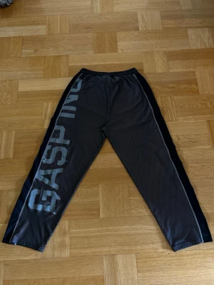 No 1 Mesh Pant (Gasp) - Oanvända mjukisbyxor från Gasp i mesh-tyg. Behöver en gnutta längre, så därför säljer jag dessa. Kostar 849 kr från hemsida. Skriv vid eventuella frågor eller vid behov av fler bilder 🤗
