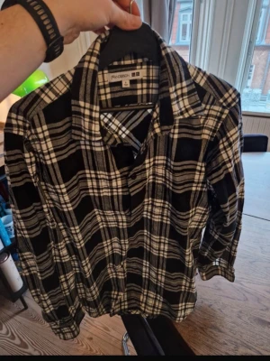 Svartvit rutig skjorta från uniqlo x jw andersson  - Uniqlo skjorta från jw Andersson kollektionen. Storlek S. Pris 189kr