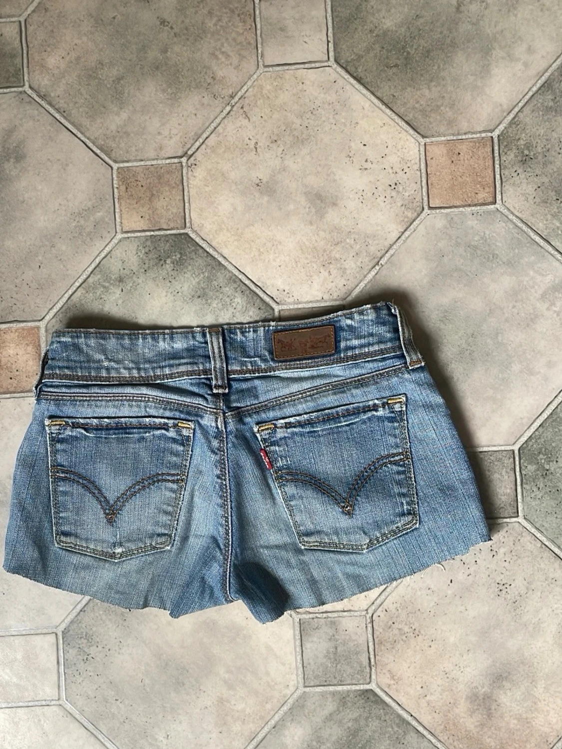 Blå lågmidjade jeansshorts från Levi's - 2