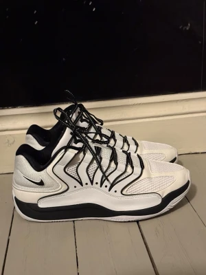 KD 18 basketskor Nike vita och svarta storlek 45.5 - Basketskor i storlek 45.5. Endast använda en gång, säljs pågrund av att de var fel storlek för mig. Nypris 1849kr
