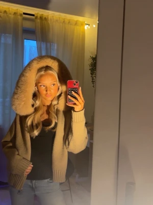 Alessa jacka  - Ny jacka med äkta päls från Alessa. Köptes som present till min födelsedag i februari 2026, men tyvärr blev färgen inte riktigt rätt för mig eftersom jag nästan bara använder svarta kläder. Därför vill jag sälja den vidare. Jag säljer även exakt samma hoodie i svart färg, också med äkta päls och i samma storlek, på min profil till samma pris. Anledningen till att jag säljer båda är att personen som köpte dem till mig tyvärr inte riktigt gissade rätt på färg och storlek 🤍 