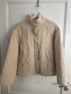 Vår jacka  - Säljer denna superfina jacka från strandivarus, (zalando) då jag inte får någon användning av den 💕 Jag har använt den några få gånger och den är tvättad! Smink fläckarna runt halsen är inget man tänker på när man har på sig jackan! Dem går säkert bort om man verkligen försöker också 🤗❣️Pris kan diskuteras! 