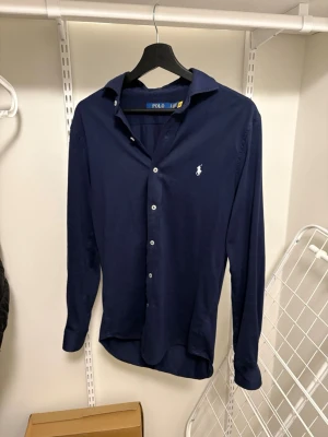 Polo Ralph Lauren Skjorta - Riktigt snygg Polo Ralph Lauren skjorta i riktigt bra skick. Köpt för 1899 kr hos Polo Ralph Lauren och jag säljer den för 599 kr. Pris kan diskuteras vid snabb affär.